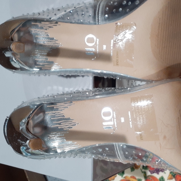 Shoes - Picture 2 of 6